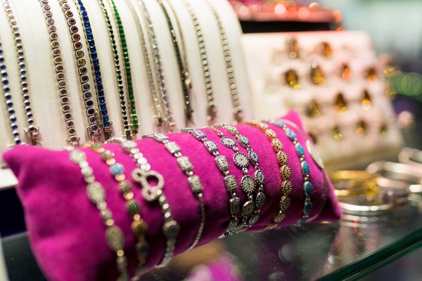 Pourquoi les bracelets en argent sont-ils un incontournable de la bijouterie ?